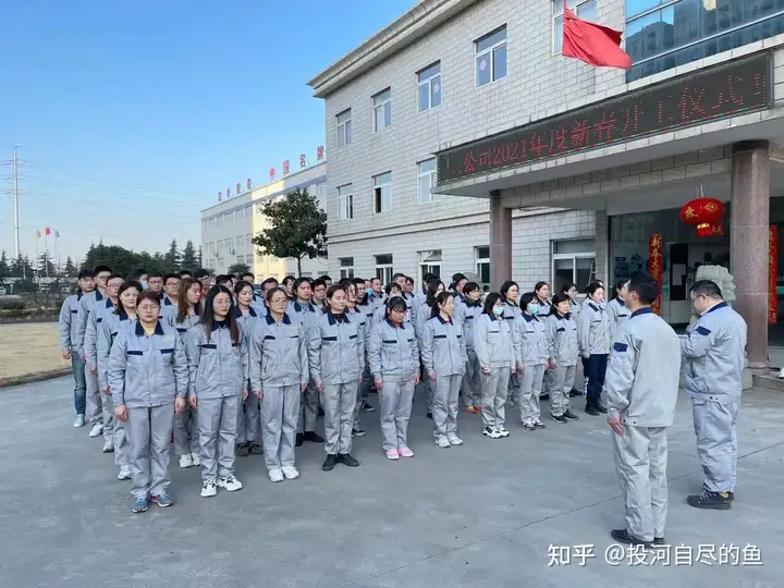 年轻人不进工厂？摔厂牌、砸饭碗、扣工资！凭什么？