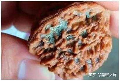 第二名发霉的文玩核桃也不能玩,文玩核桃发霉之后,会生成一种叫做黄曲