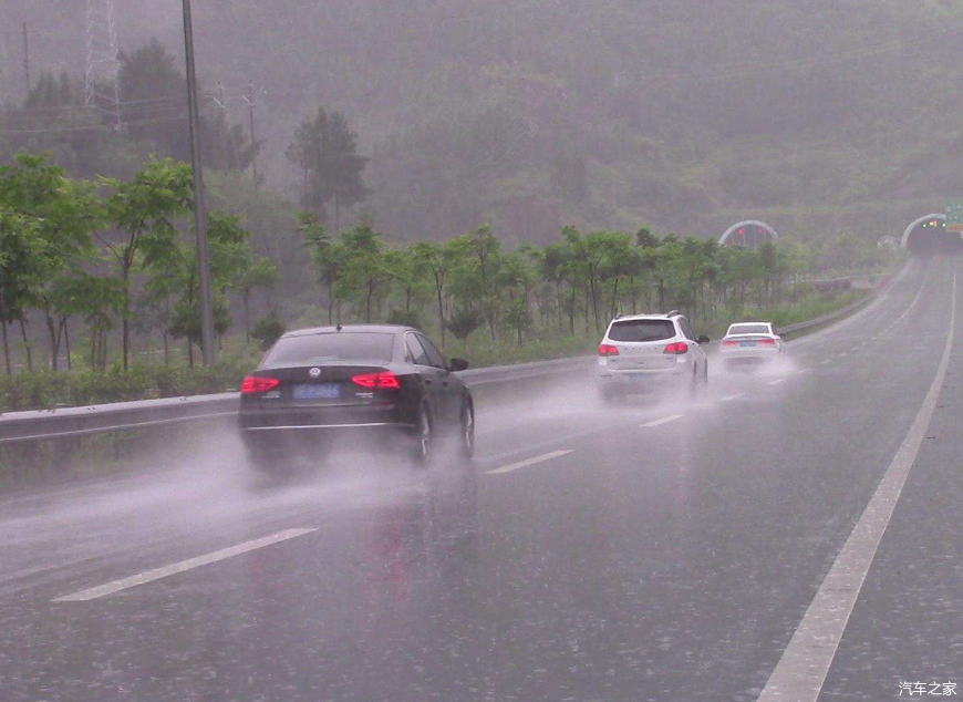 下雨天行驶高速 应该注意些什么 这些知识点要掌握 知乎