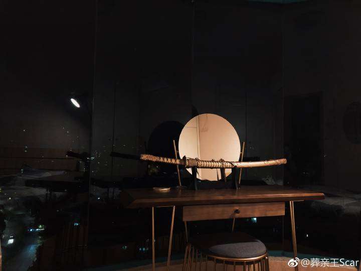 你是怎么做到如此逼真的疤痕的 亲王说 那不是做的 是她小时候烧伤留 