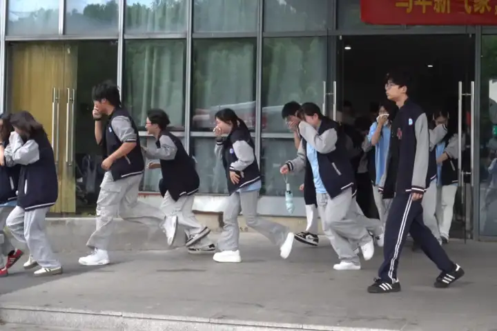 【平安校园】演练筑防线 平安护校园 | 塘栖校区开展防震应急安全演练及消防安全教育系列活动(图4) 【平安校园】演练筑防线 平安护校园 | 塘栖校区开展防震应急安全演练及消防安全教育系列活动(图4)