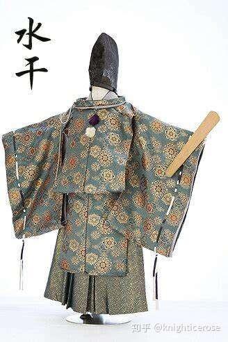 狩衣,穿着更简单,而且用纽扣,绳子等连接,具体如下: 巫女在平安时代分