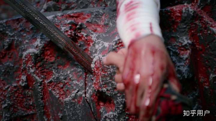 湛抓住,江澄一剑刺在悬崖的石头上,魏无羡却主动摔掉蓝湛的手是为什么