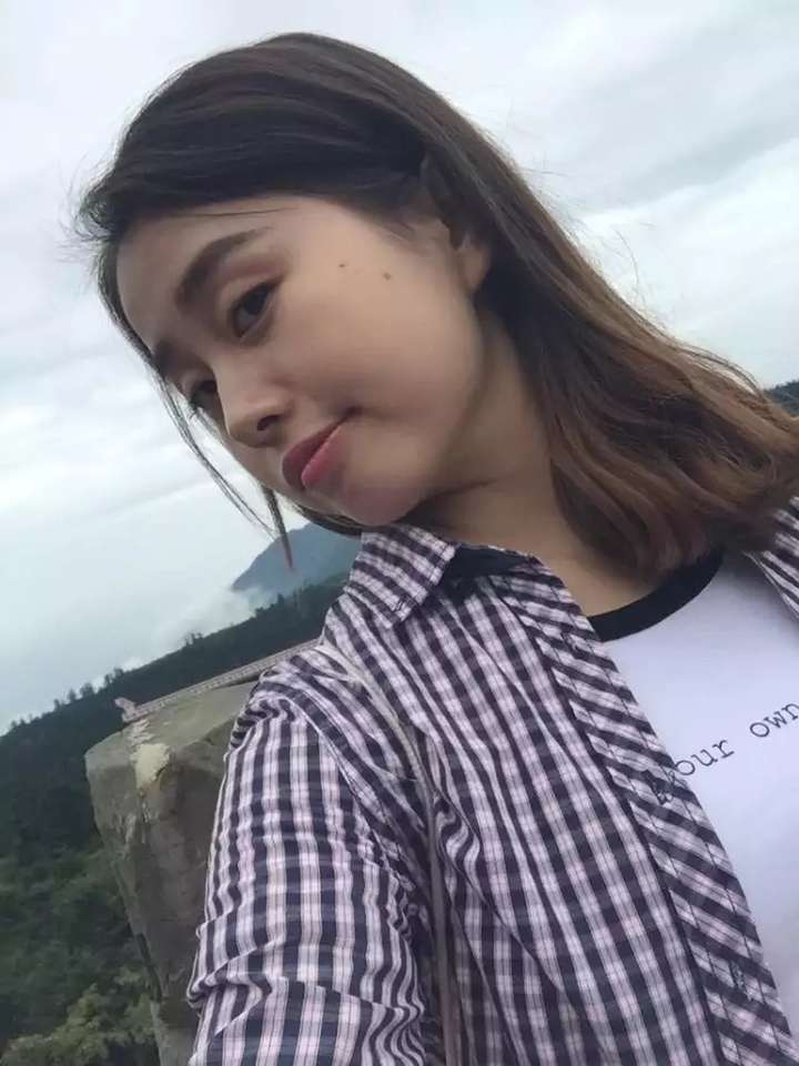 本人四川妹子土生土长的成都人,说实话四川妹子是很水灵的,图一为16年