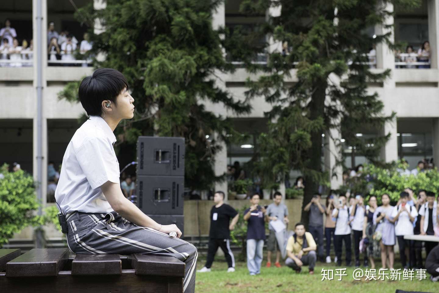 吴青峰重返初心回到母校穿制服快闪首唱 太空人 知乎