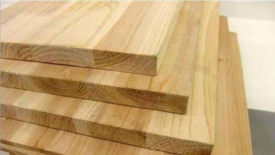 目前我们全屋定制,比较常见的木质板材包括了 实木板,集成材(即指接板