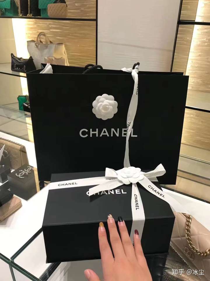 香奈儿有没有出过白色金珠方胖子