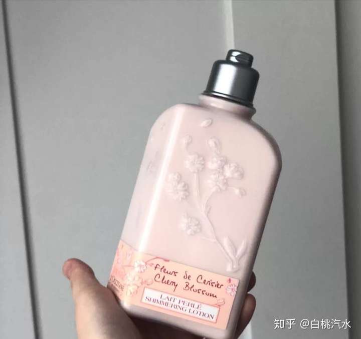 美白保湿身体乳推荐知乎(美白身体乳真的可以美白吗知乎)