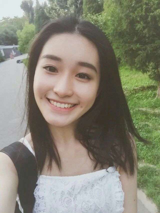 这梨涡女神美到骨子里,不知是哪位网红?