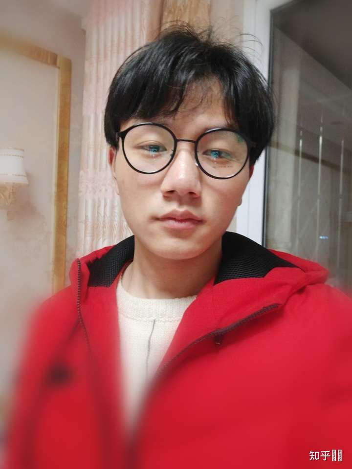 戴眼镜瘦瘦的男生高额头有抬头纹气垫烫怎么样?