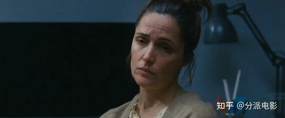 《如果有腿，我会踢你》柏林+金球影后，年度最“痛”表演