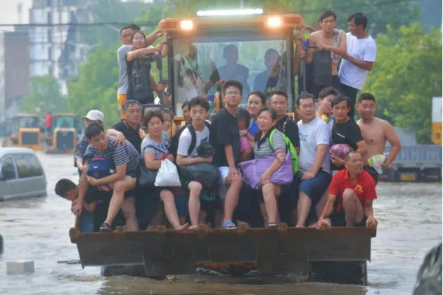 平凡又伟大，致敬曹二帅这些暴雨中的凡人英雄们