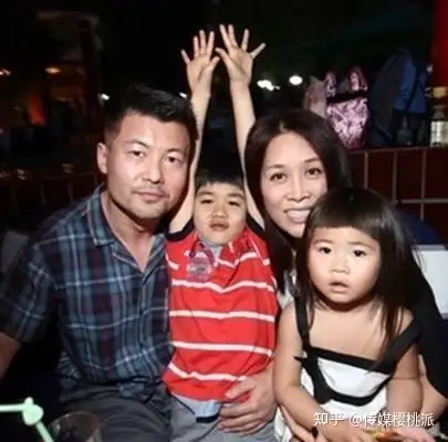 2007年,那英與商人孟桐結婚一年後產下女兒小蘋果,40歲迎來小女兒的