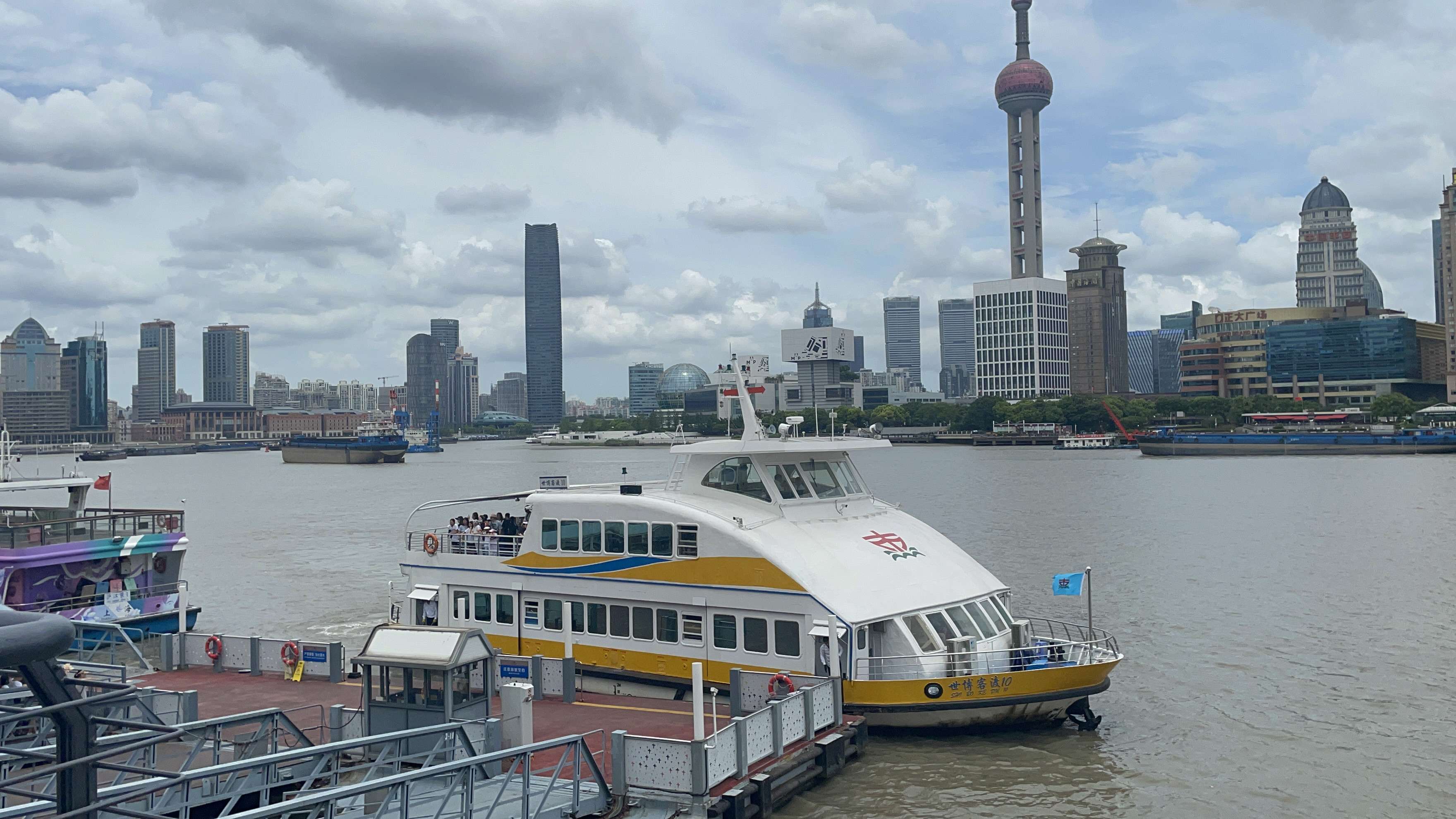 地瓜干堂主 的想法: 外滩和久违的轮渡 | #城市过夏天# 好久不