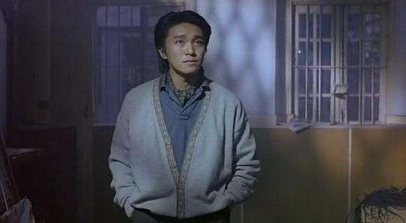 望夫成龙里面,他站在他俩已经破旧的新婚房子前的时候