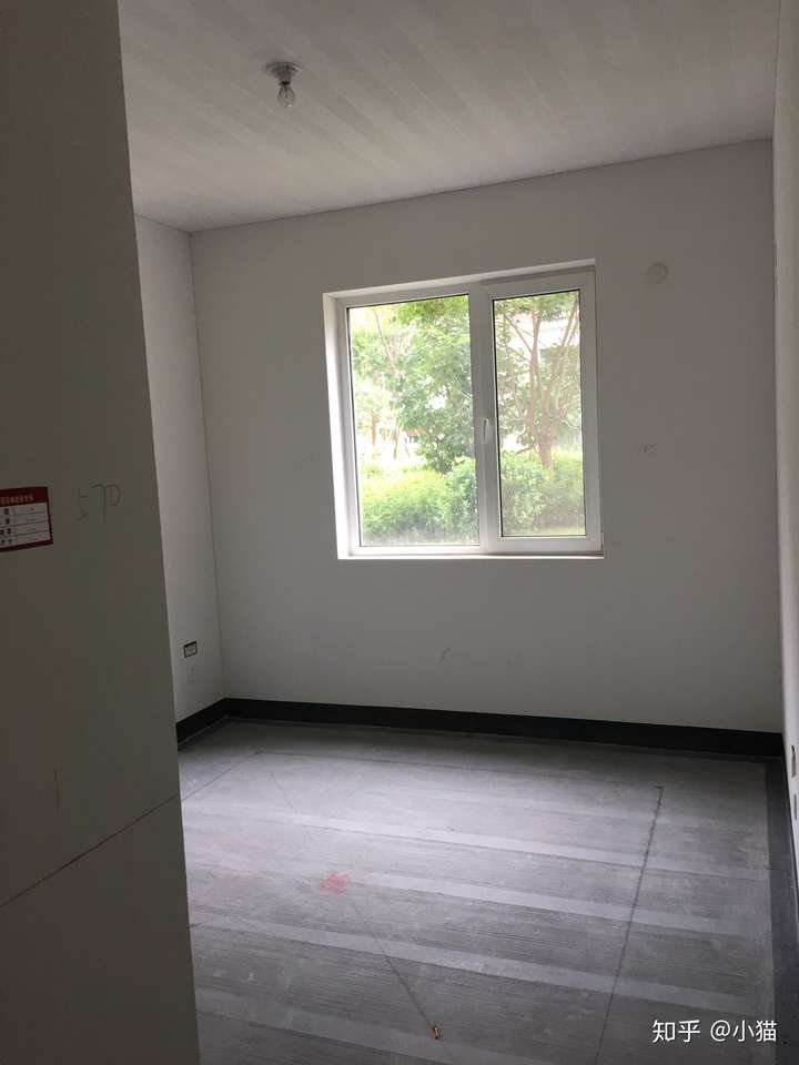 看房屋质量吧,我家毛坯房的几张图,墙面地面全部找平,靠尺随便靠,水管