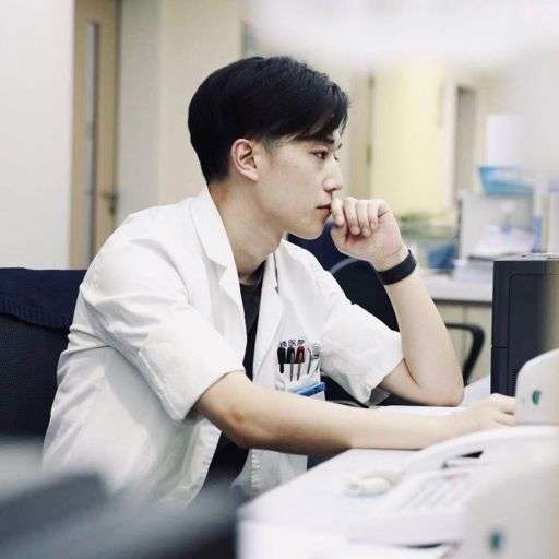 人间江直树徐晔医生帮你做术前面部消毒,全程磁性低音炮安抚你让你放