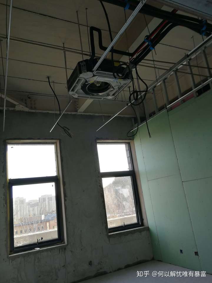 这样吊着中央空调的做法安全吗……?