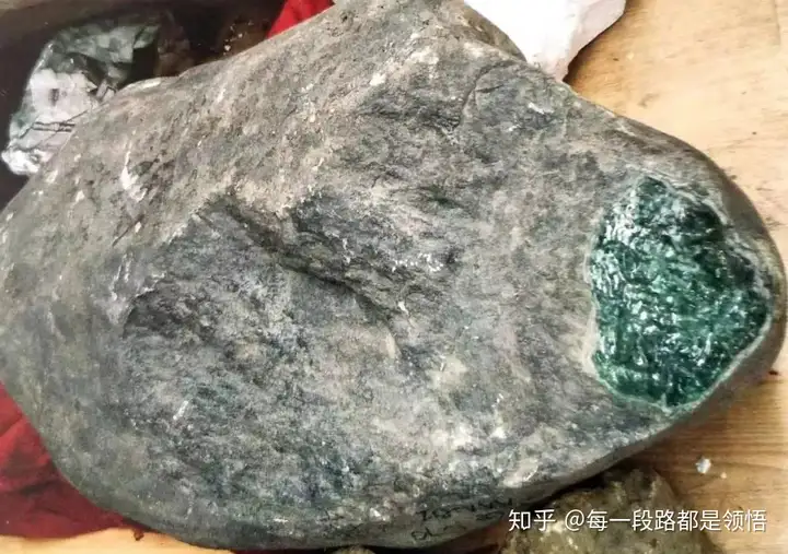 翡翠原石的特征，性质，怎样分辨原石出自哪些场口