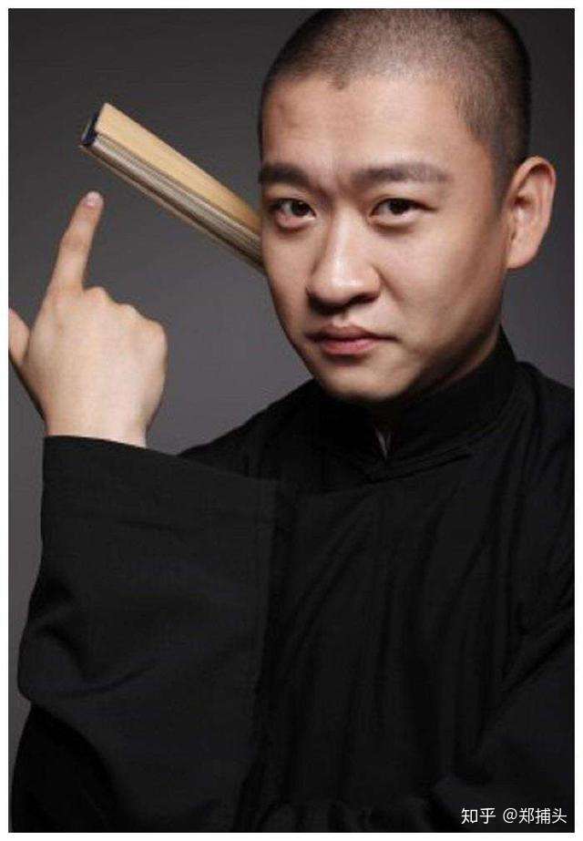 去年有一次采访曹云金,讲起后台演员的管理时,他顺便说到过去相声行的