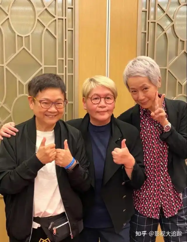 叶童近况曝光 满头白发配黑西装帅气出行 与赵雅芝晚年大不相同 知乎