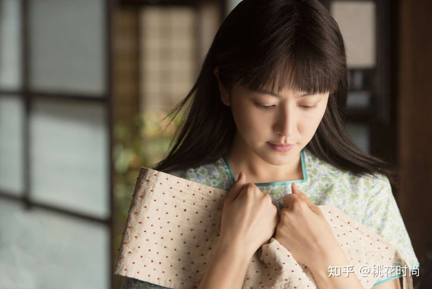 唐探3的 新舅妈 小林酱 身材好大长腿笑容甜 与林志玲是情敌 知乎