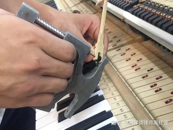 武汉钢琴调律师上门调音维修整理整音