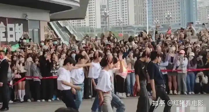 代价半座重庆城？TF家族路演出大事，为何娱乐圈追星"惨剧"不断？