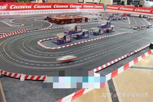 f1赛车跑道边上红白色方格是什么?