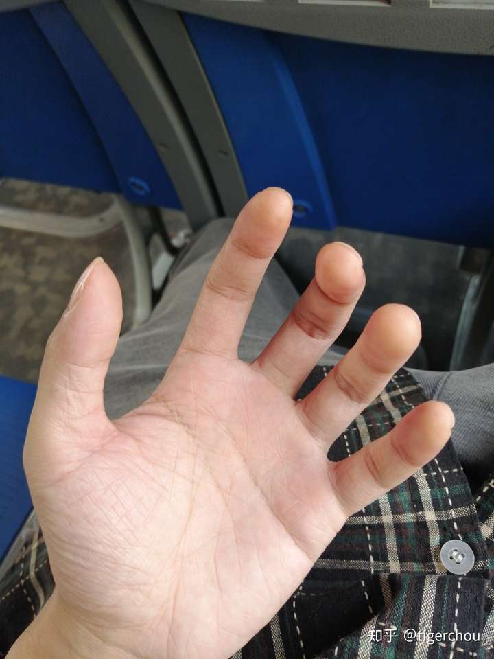 我想看看弹吉他的手是不是都很秀气那种