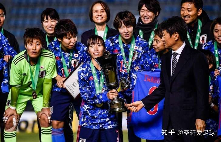 尴尬 日本女足夺冠夜 吴海燕获奖无奈瘪嘴 孙雯颁奖全程扮黑脸 知乎