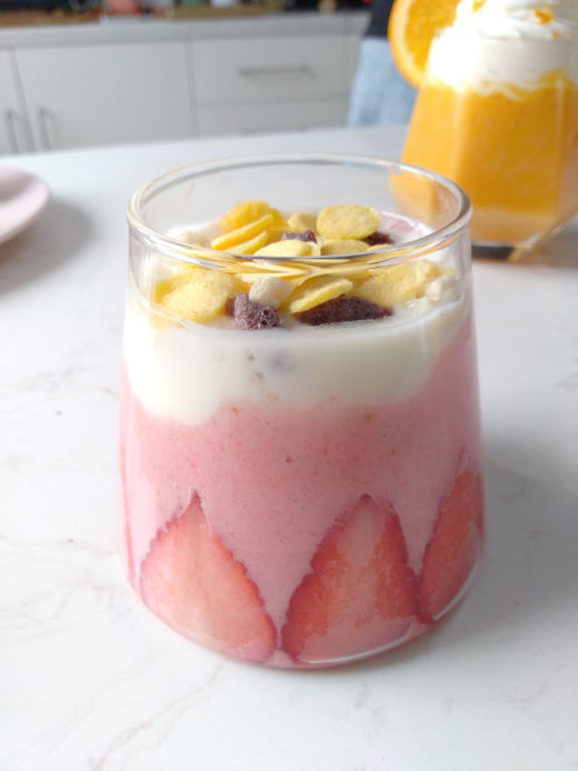 我来分享3种口味的自制冰饮,就是材料简单好上手的水果奶昔~ 我有时间