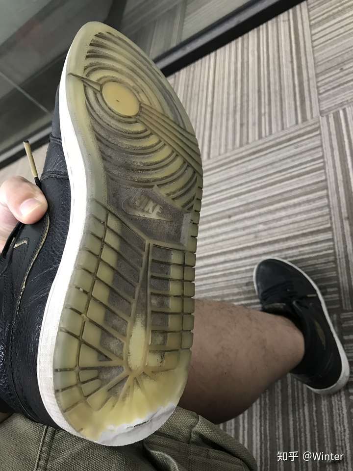 aj1水晶底磨损,就是鞋后跟部分有一块磨损,很严重.这是怎么搞的?