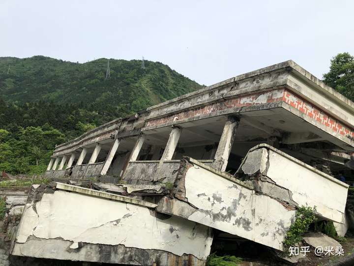 如何看待导游怒怼参观汶川地震遗址嬉笑游客:请文明祭奠,再笑请你出去