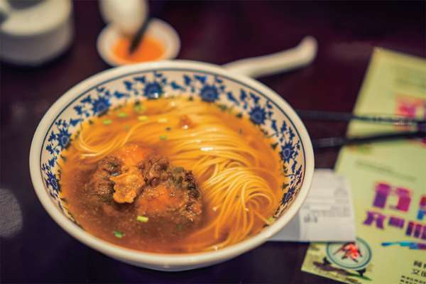 是江南地区著名的传统面食小吃,当地的一大特色.