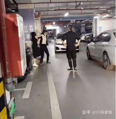 Two female BMW owners in Guangdong fought each other, and their skirts were no match for their suits! Man was bullied online for failing to stop fight