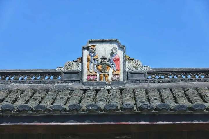 分别有"八卦"和"人物"砖雕的"坐脊花",也就是舟山人土话叫"屋将军"