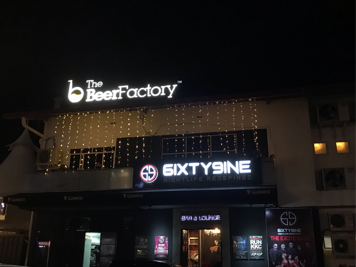 朋友要开一个酒吧,请小伙伴们帮忙想个酒吧名字.在此,特别感谢.