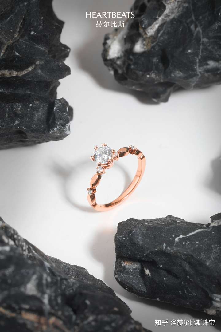 想买一枚钻戒,准备用来求婚,有没有大佬普及一下这方面的知识,感谢