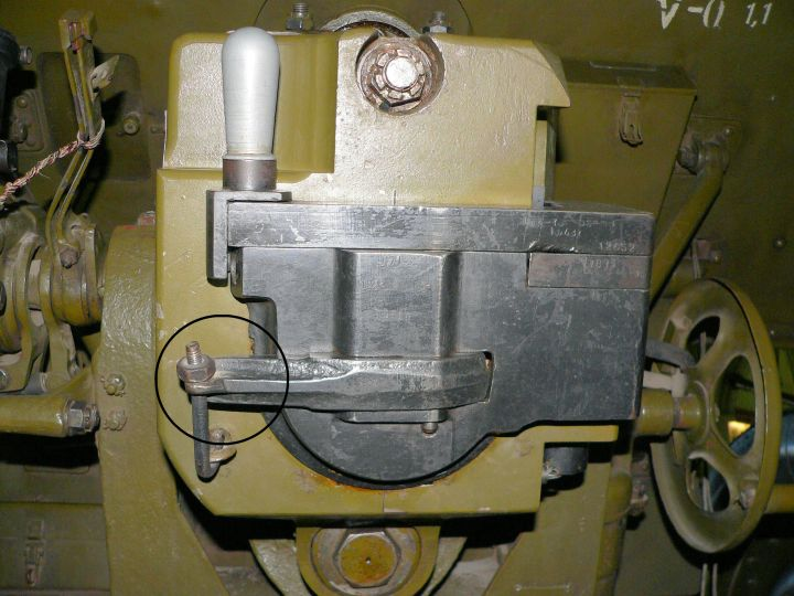 苏联m-30榴弹炮的击发机只能用拉火绳操作