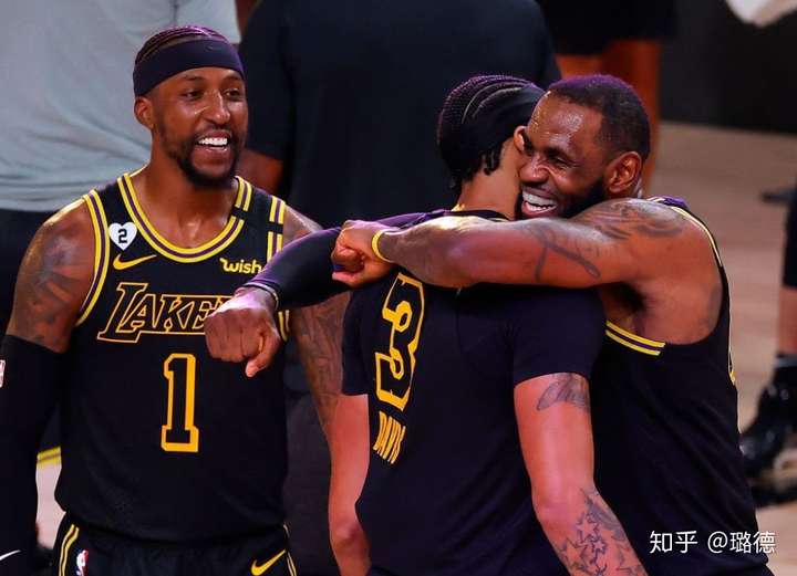 但在这之后社交媒体上有太多关于"詹姆斯抱大腿"