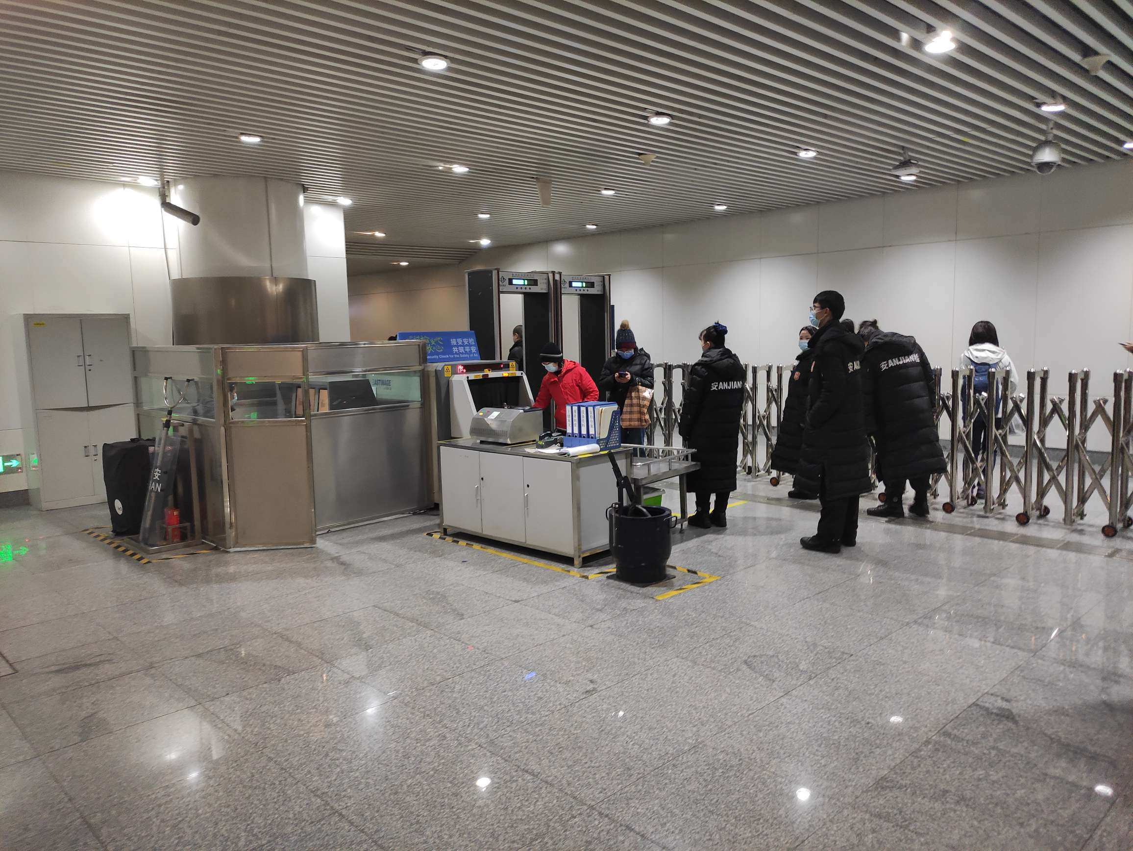 宇宙战神郭奉孝 的想法: 北京6号线某地铁口,安排了6个人安检