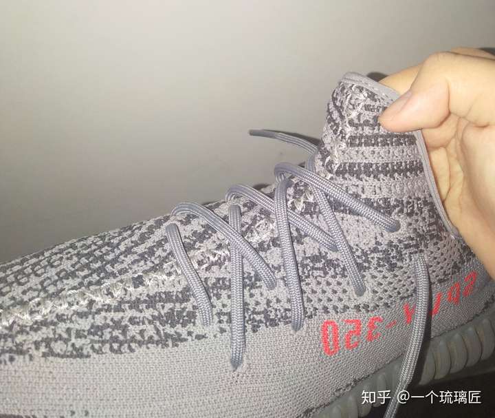 yeezy350v2白斑馬一個孔的鞋帶壓得腳背很不舒服有沒有解決的辦法