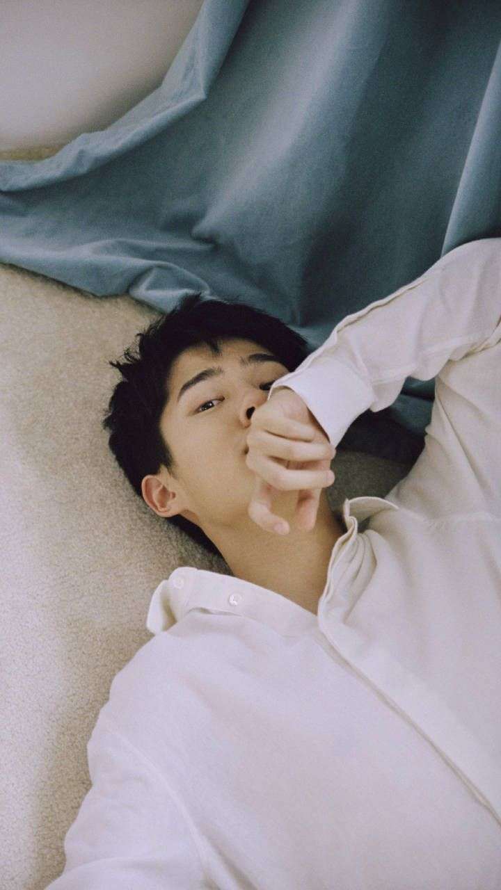 有没有干净一点的好看的男孩子的壁纸,或者是笑起来很好看的男孩的