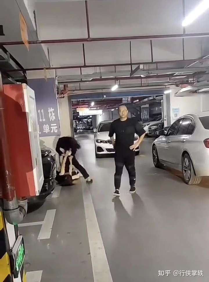 Two female BMW owners in Guangdong fought each other, and their skirts were no match for their suits! Man was bullied online for failing to stop fight