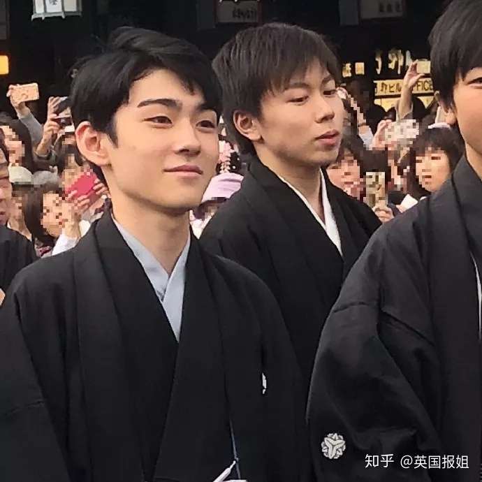 歌舞伎世家少爷又火了 14岁漫画男孩 看看姐姐吧 知乎