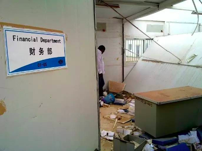 被打砸抢劫后的某中资企业办公室 被打砸抢劫后的某中资企业办公室