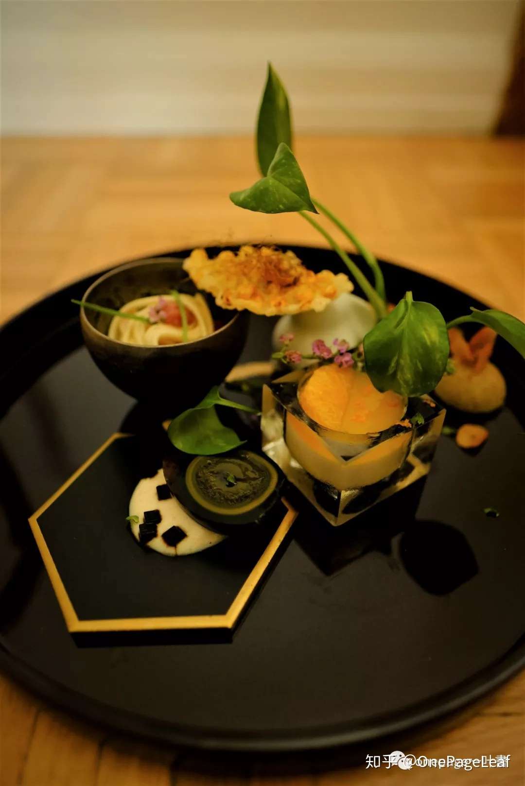 银杏红装听秋韶 落叶丛霜月夜凉 知乎