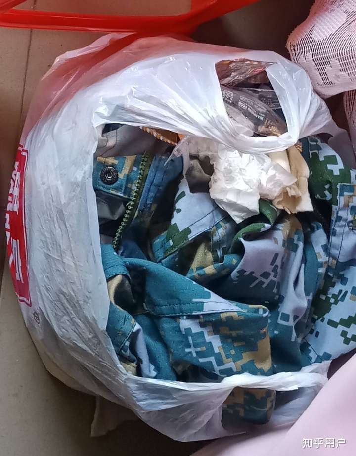 我们宿舍明明说好了外卖自己扔,还老是要扔进垃圾桶里让我们丢(她不用