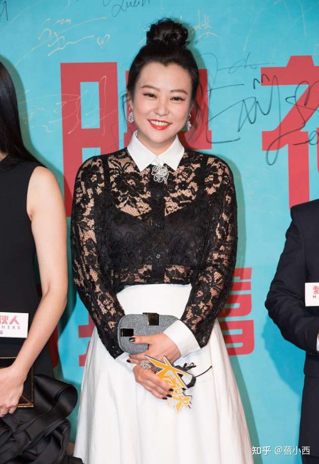 郝蕾从不追求瘦,以"微肉感"身材为美,穿蕾丝衫透出内衣也不土插图